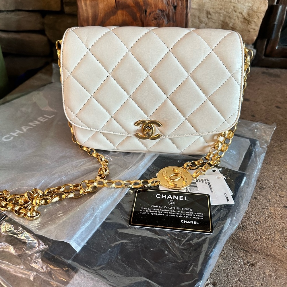 🚫SOLD🚫Auth. Chanel 2020 Lambskin flap w logo chain - Picture 5 of 14